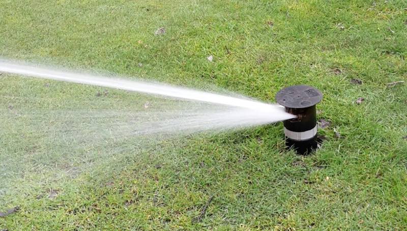 Tuinberegening met onzichtbare sproeiers tuinberegening
